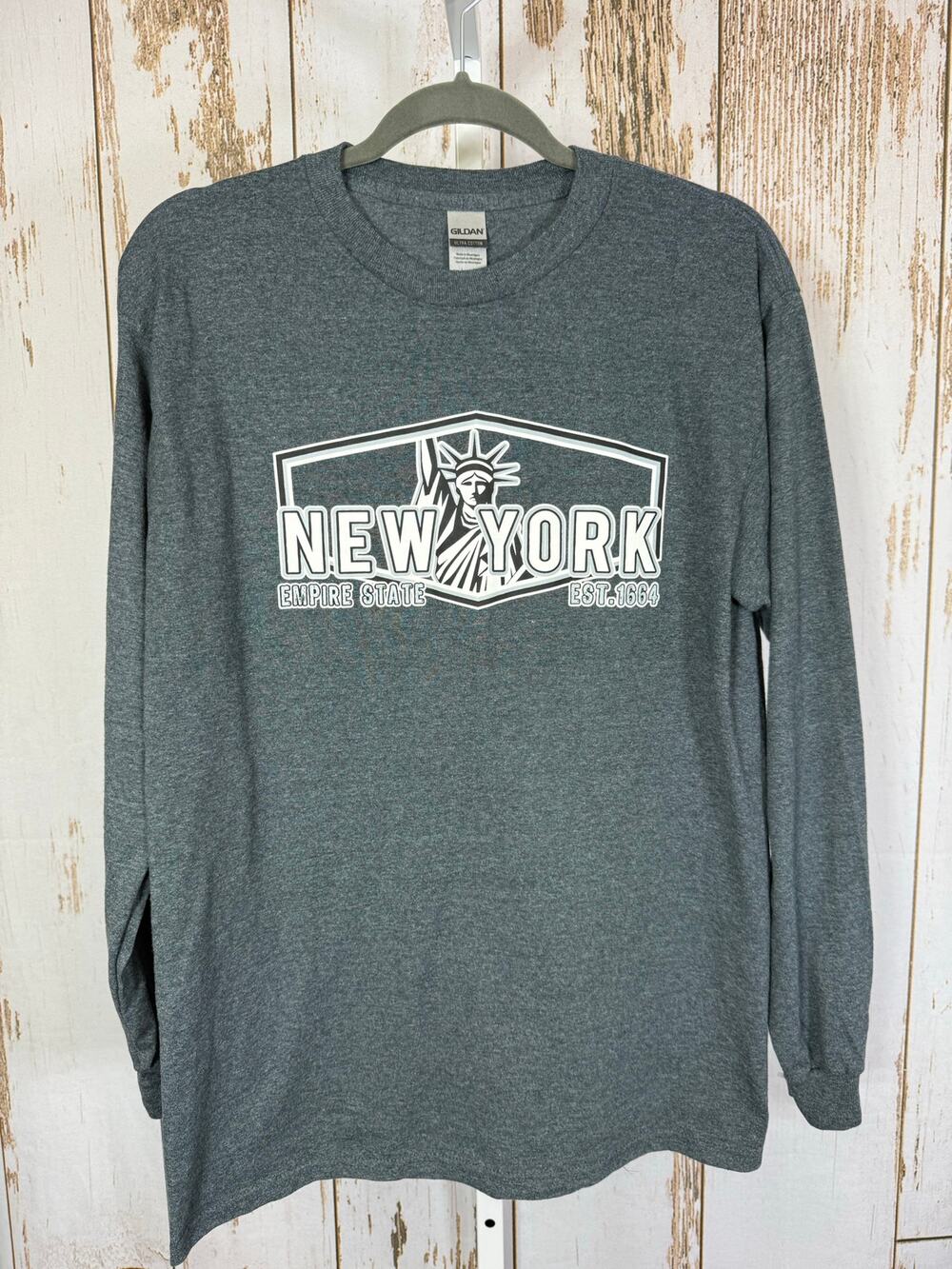 Gildan Long Sleeve T-Shirt. New York Empire State. Size Medium. Pristine cond!
